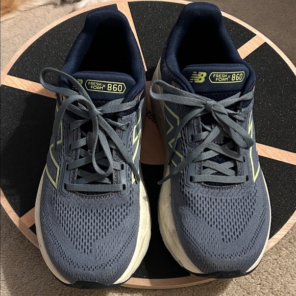 New Balance 860 Running Shoes - Picture 1 of 4